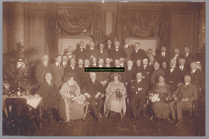 F003003 Groepsfoto bij de installatie van burgemeester Meine Fernhout, Burgemeester van 03-05-1919 tot 31-03-1933..