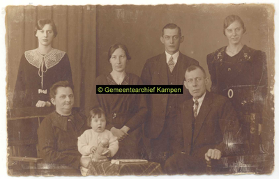 F004608-1 Fam. Bos; tante Jent met oom Aart, Emmy, Jan met vrouw Aaltje, Aly en Janny.