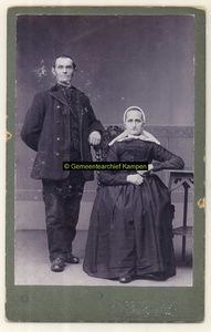 F004606-1 Jan Teune, veehouder aan de Groenestraat met Aaltje van Erven, geb. 12 jun 1858 Oldebroek, eerder gehuwd ...