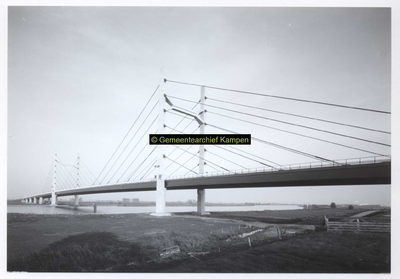 F004486 Foto van de tweede IJsselbrug (Molenbrug), genomen bij de opening op 4 oktober 1983.