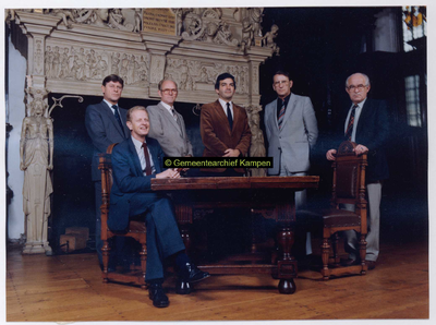 F004480 College van Burgemeester en Wethouders 1982 - 1986, in de Schepenzaal aan de Oudestraat Van links naar rechts: ...