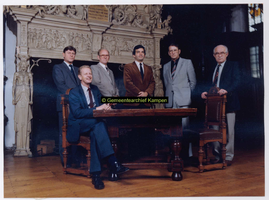 F004480 College van Burgemeester en Wethouders 1982 - 1986, in de Schepenzaal aan de Oudestraat Van links naar rechts: ...