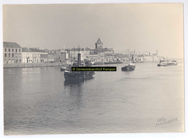 F004455 Diverse boten varen op de IJssel, op de achtergrond de IJsselkade zoals die er uitzag in de jaren dertig van de ...