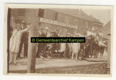 F004600-2 Zwaaiende menigte aan de IJsselkade met op de achtergrond het Rijks-Entrepot.