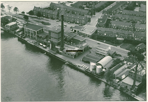 F004261 Gedeelte IJsseldijk en gedeelte Zuid, gezien vanuit oostelijke richting met o.a. de Kanis Gunnink fabriek ...