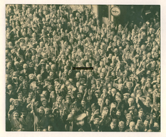 F004249 Kampenaren voor het nieuwe Raadhuis op 17 april 1945, bevrijdingsdag.
