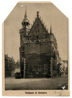 F001304 De schepentoren met het Oude Raadhuis te midden van de Voorstraat (links) en de Oudestraat (rechts). Deze ...