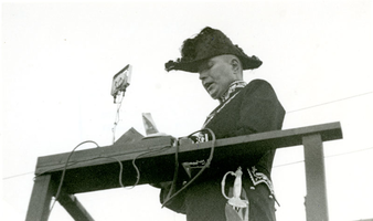 F001305 Burgemeester H.M. Oldenhof tijdens een speech.