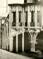 K000176 Eén van de in witte steen uitgevoerde ribben van de 15e eeuwse preekstoel in de St. Nicolaas- of Bovenkerk ...