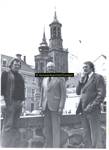 F007015 Bezoek van de staatssecretarissen J.L.N. (Jan) Schaeffer (links) en W. (Wim) Meijer (rechts) in juni 1975 aan ...