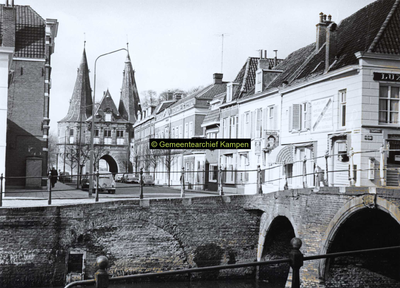 F005735 Cellebroedersweg en Cellebroederspoort, op de voorgrond de oude 17e eeuwse brug.