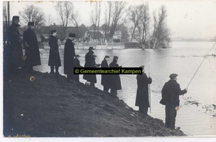 F002925 Geïnterneerde Belgische militairen aan het vissen tijdens hun verblijf in Kampen,vermoedelijk bij de Buitenhaven.