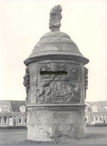 F002011 Het St.Nicolaastorentje is afkomstig van de vroegere muur aan de IJssel, met bekroning in de vorm van een leeuw ...