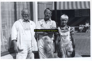 F006946 Drie leden van het schildersbedrijf Slik (vader, zoon en kleinzoon), die demuurschildering van Van der Put's ...