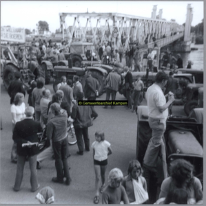 F005155 Blokkade van het de Oude IJsselbrug door (Kamper) boeren uit protest tegen het landbouwbeleid van de regering.