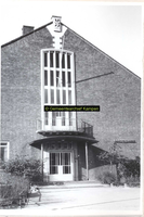 F002024 Ingang van de gemeentelijke Nijverheidsschool voor meisjes, in 1968 werd de naam veranderd in Hanzeschool.