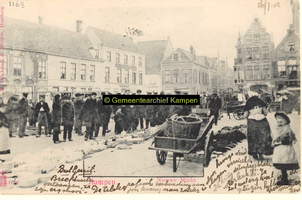 F001163 De Nieuwe Markt tijdens de wekelijkse markt en de Gasthuisstraat. Aan de linker zijde van de markt hotel het ...