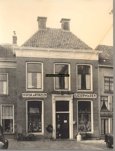F000885 Voorgevel van winkel-woonhuis nr. Hofstraat 126, jarenlang was hier een winkel in huishoudelijke artikelen en ...