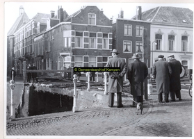 F002199 Afbraak t.b.v. nieuwbouw van de Broederbrug, gezien vanaf de Burgwal.