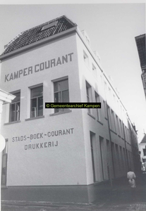 F007386 Pand van de voormalige Stads-, Boek- en Courantdrukkerij (St. Jacobsstraat 2) met muurreclame, gezien vanuit de ...