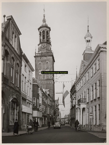 F001701 De Oudestraat met Nieuwe Toren, rechts het oude stadhuis en het ernaast gelegen Raadhuis, de Oudestraat één van ...