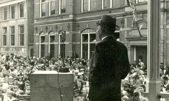 F004631 Burgemeester Oldenhof houdt een toespraak op de Nieuwe Markt ter gelegenheid van de geboorte van prinses Irene ...