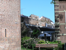 F013005 Een gedeelte van de oude middeleeuwse stadsmuur naast de Koornmarktspoort, deze oude stadmuur maakt ...