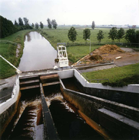 F011787 De Mastenbroekerpolder in IJsselmuiden, op de voorgrond het gemaal aan de Kamperzeedijk.