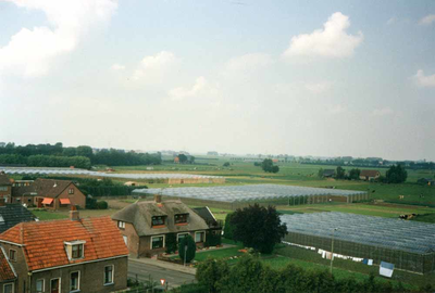 F011571 IJsselmuiden, op de voorgrond woningen aan de Plasweg met de er achter gelegen glazen kassen voor de verbouw ...