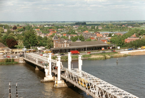 F012218 Overzichtsfoto van de brug over de IJssel en N.S. station en het daarachter gelegen dorp IJsselmuiden.