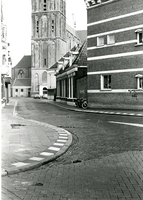 F011274 Schoolstraat, aan het eind van de straat staat de toren van de Bovenkerk, aan de linkerzijde van de straat, ...