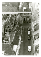 F011290 Daken van de woonhuizen aan weerszijden van de Torenstraat, het pand met het bordes is de voormalige Latijnsche ...
