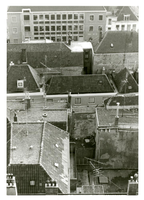 F011291 Daken van de woonhuizen gebouwd op het terrein achter de Plantage, Oudestraat en Broederstraat, het lange ...
