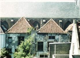 F013017 Achterzijde van twee panden (de puist) aan de Broederstraat, tegenover de woningen staat de Broederkerk.