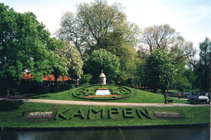 F013020 Fotoalbum met 35 kleurenfoto's over de ontstaansgeschiedenis van het mozaïek op de Koepel in het voorjaar van ...