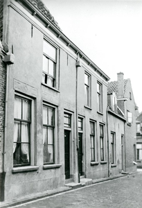 F013024 Woningen aan de Meeuwenweg voor de sloop in de jaren 1950-1960.