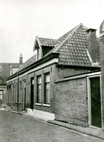 F013025 Woningen aan de Meeuwenweg voor de renovatie in de jaren 1950-1960.