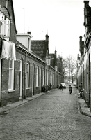 F011287 Spelende kinderen in de Valkstraat, de straat is vernoemd naar timmerman Jan Valk, de oudste vermelding van de ...