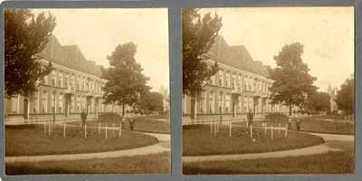 F004644 Man en twee kinderen in het park aan de La Sablonièrekade. De kade is genoemd naar mr. S.H. de la Sablonière, ...