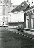 F011275 De Schoolstraat bij de hoek met het Muntplein, op de hoek de zijmuur van de Muntschool. De school werd op 1 mei ...