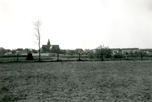 F013036 De Zandberg, de Foxe (rechts) en de Slenk (links) met de akkers met kassen, gelegen achter de bebouwing aan de ...