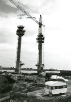F013031 Twee van de vier pijlers worden opgetrokken bij de bouw van de Molenbrug, de 2e brug over de IJssel..