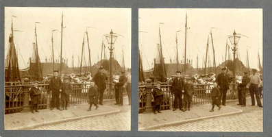 F012216 Een drietal schippers met veel schipperskinderen bij de Buitenhaven, op de achtergrond de gasfabriek.