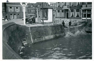 F002325-03 Werkzaamheden verbetering Bovenhaven - IJsseldijk 1955. Afbraak van het Caltex benzinestation en de kademuur ...