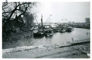 F002325-04 Werkzaamheden verbetering Bovenhaven - IJsseldijk, januari 1955. Op deze foto het bagger- en ...