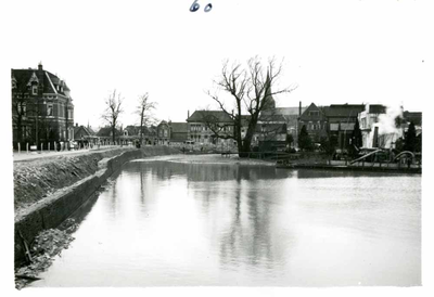 F002325-05 Werkzaamheden verbetering Bovenhaven - IJsseldijk mei 1955Afbraak van de kademuur, de zand opspuiting is ...