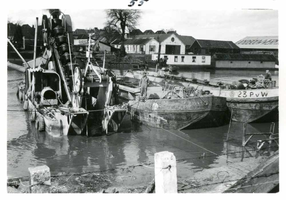 F002325-06 Werkzaamheden verbetering Bovenhaven - IJsseldijk 1955Het baggermaterieel.De IJsseldijk is één van de oudste ...
