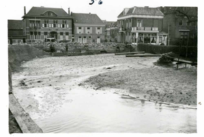 F002325-07 Werkzaamheden verbetering Bovenhaven - IJsseldijk mei 1955. Zand opspuiting nabij de kademuur.De IJsseldijk ...