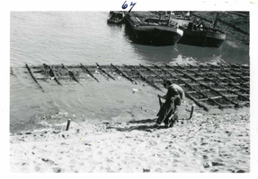 F002325-10 Werkzaamheden verbetering Bovenhaven - IJsseldijk, april 1955. Het zinken van het zinkstuk.De IJsseldijk is ...