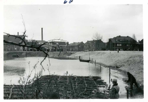 F002325-11 Werkzaamheden verbetering Bovenhaven - IJsseldijk, april 1955. Zinkstuk.IJsseldijk is één van de oudste ...